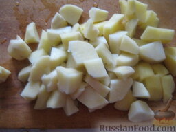 Экономный рыбный суп: Почистить и помыть картофель. Нарезать кубиками.