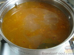 Экономный рыбный суп: Бульон процедить. В кипящий бульон выложить морковь соломкой, половину лука и картофель. Варить рыбный суп 15-20 минут.