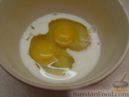 Омлет "Кальцоне" с сыром и ветчиной: Как приготовить омлет с сыром и ветчиной:    Яйца смешать с теплым молоком.