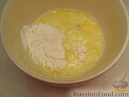 Омлет "Кальцоне" с сыром и ветчиной: Добавить муку и соль. Перемешать и оставить на 5-10 минут.