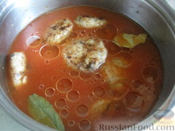 Нежные рыбные фрикадельки (котлетки): Залить фрикадельки томатным соусом. Дать закипеть. Уменьшить огонь до самого маленького. Накрыть крышкой. Тушить рыбные фрикадельки 10-15 минут.