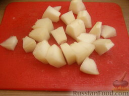 Салат с дыней и сыром: Дыню очистить от семян и кожуры. Нарезать мелкими кубиками.