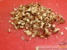 Салат с дыней и сыром: Орехи порубить.