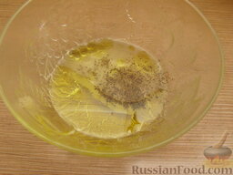 Салат с дыней и сыром: Для заправки смешать оливковое масло, лимонный сок, соль, перец.