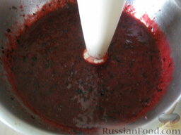 Черная смородина в собственном соку (заготовка на зиму): 1/5 часть (200 г) приготовленных ягод сложить в миску, измельчить в блендере.