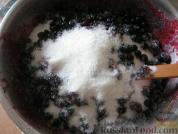 Черная смородина в собственном соку (заготовка на зиму): Затем всыпать остальные ягоды и сахар. Хорошо перемешать.