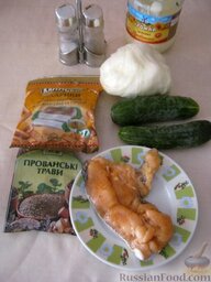 Салат из лосося с ржаными сухариками: Продукты для салата с лососем перед вами.