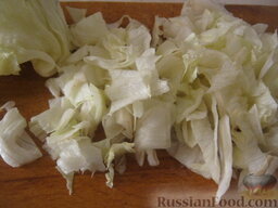 Салат из лосося с ржаными сухариками: Салат айсберг помыть, разделить на листики, нарезать на кусочки.