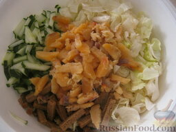 Салат из лосося с ржаными сухариками: Все ингредиенты соединить в миске.