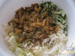 Салат из лосося с ржаными сухариками: Посолить и поперчить, добавить по вкусу прованские травы.