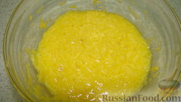 Запеканка с кабачками: Взбить яйцо с сыром, натертым на мелкой терке, и чесноком.