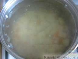 Постный суп-пюре овощной: Вскипятить воду. Опустить картофель. Варить 15-20 минут на среднем огне, под крышкой.