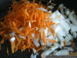Постный суп-пюре овощной: Очистить и помыть лук и морковь. Лук нарезать кубиками. Морковь натереть на крупной терке.