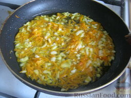 Постный суп-пюре овощной: Разогреть сковороду. Налить растительное масло. Выложить тертую морковь и лук. Обжарить, помешивая, на среднем огне 3-4 минуты.