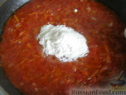 Постный суп-пюре овощной: Затем добавить помидоры и муку. Все перемешать и тушить 1-2 минуты.
