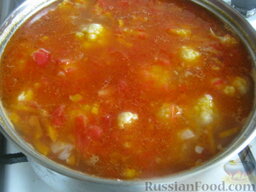 Постный суп-пюре овощной: В кастрюлю выложить зажарку и цветную капусту. Посолить и поперчить. Варить овощной суп-пюре на небольшом огне под крышкой 10 минут.