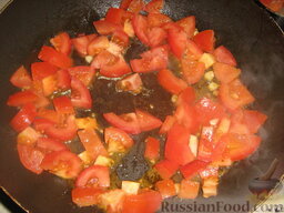 Паста с соусом из осьминога: Добавляем свежий помидор, нарезанный крупными кубиками. (Если вы используете черри, разрежьте их пополам или на четвертинки.) Слегка обжарьте помидор.