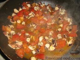 Паста с соусом из осьминога: Тушим соус для пасты 7-10 мин., проверяем на соль, добавляем измельченную петрушку (в этот раз мне пришлось использовать сухую).
