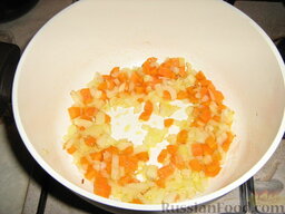 Суп из чечевицы с картофелем: Как приготовить суп из красной чечевицы:    Лук и морковь, нарезанные мелкими кубиками, обжариваем на оливковом масле.