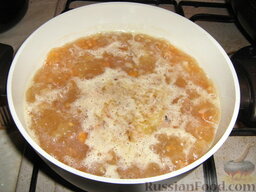 Суп из чечевицы с картофелем: Заливаем кипящим овощным бульоном и добавляем картофель, нарезанный мелкими кубиками.