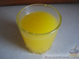 Смузи из персика и апельсина: Выдавить сок из апельсинов.