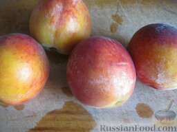 Смузи из персика и апельсина: Персики или нектарины помыть.