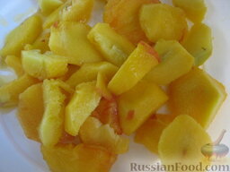 Смузи из персика и апельсина: Очистить от косточек и кожицы, нарезать на кусочки.