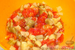 Салат к шашлыку: Очистить овощи от кожуры и нарезать. Очистить и нарезать острый перец.