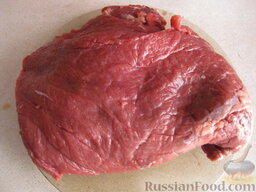 Гуляш из говядины с черносливом: Мясо вымыть и обсушить.