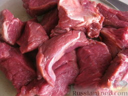 Гуляш из говядины с черносливом: Нарезать мясо тонкими кусками.