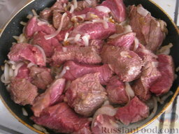 Гуляш из говядины с черносливом: Добавить мясо и жарить на среднем огне до полуготовности мяса (около 30 минут).