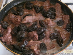 Гуляш из говядины с черносливом: Чернослив добавить к мясу. Тушить 10 минут на небольшом огне.