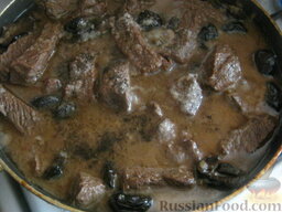 Гуляш из говядины с черносливом: Добавить к мясу уксус. Затем соль, перец и гвоздику (по желанию). Тушить 30 минут.
