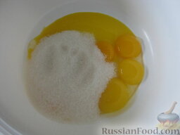 Бисквитный рулет «Домашний»: Добавить к желткам полстакана сахара.