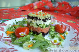 Салат из форели, с чёрным рисом, перепелиными яйцами и огурцом: Готовый салат с форелью.