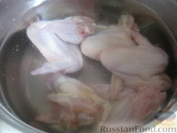 Суп-лапша с куриными крылышками: Залить холодной водой куриные крылышки. Дать закипеть, снять пенку.