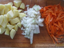 Суп-лапша с куриными крылышками: Тем временем очистить и помыть картофель, лук и морковь. Картофель и лук нарезать кубиками. Морковь нарезать соломкой.