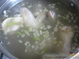 Суп-лапша с куриными крылышками: Выложить в кастрюлю картофель, морковь и лук. Варить 15 минут. Посолить и поперчить.