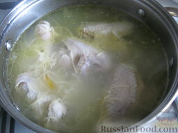 Суп-лапша с куриными крылышками: Засыпать в суп лапшу. Варить куриный суп с домашней лапшой  до готовности лапши 3-7 минут.