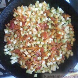 Тушеные кабачки: Затем добавить к овощам кабачки и тушить 20 минут под крышкой до полной готовности, периодически помешивая.