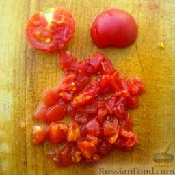 Тушеные кабачки: Взять помидоры. Сделать крестообразный надрез и обдать кипятком. Снять кожицу и нарезать кубиками.