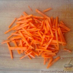 Тушеные кабачки: Морковь нарезать тонкой соломкой толщиной 2-3 мм.