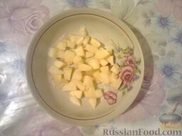 Сладкий рис с яблоками и мандаринами: Яблоки нарезать кубиками толщиной около 1 см.     Выложить яблоки в тарелку и присыпать сахаром.