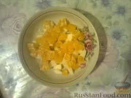 Сладкий рис с яблоками и мандаринами: Мандарин очистить и нарезать кубиками. (Мандарины можно заменить апельсинами).   Выложить в тарелку.