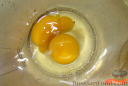 Домашний майонез: Как приготовить домашний майонез:    Вбить яйца.  Добавить свежевыжатый лимонный сок.