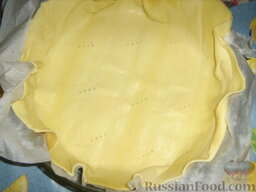 Открытый пирог "Импровизация": В форму выкладываем готовое раскатанное слоеное тесто, на бумаге для выпечки. Вилкой делаем проколы.