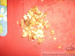 Закуска из свежего инжира с ветчиной: Грецкие орехи измельчаем.