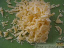 Фрикадельки в томатно-чесночном соусе: Сыр натереть на крупной терке.