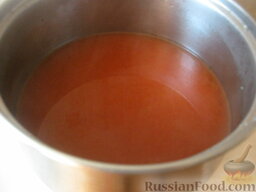 Фрикадельки в томатно-чесночном соусе: Вскипятить чайник. Налить 1 л кипятка в кастрюльку. Добавить соль и томат-пасту. Хорошо перемешать. Или можно использовать 1 л томатного сока.