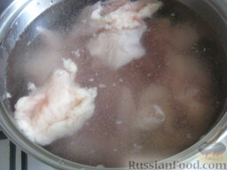 Куриный суп с сыром: Как приготовить куриный суп с сыром:    Курицу вымыть, разрезать на куски.  Курицу залить холодной водой. Довести до кипения. Снять шум.